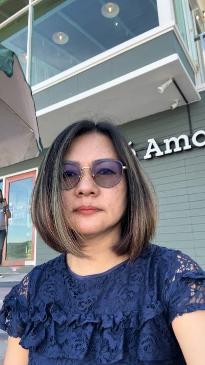 Issara  49 ans Rayong Thaïlande