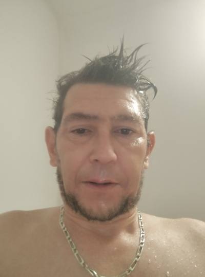 Loic 38 ans Charolles France